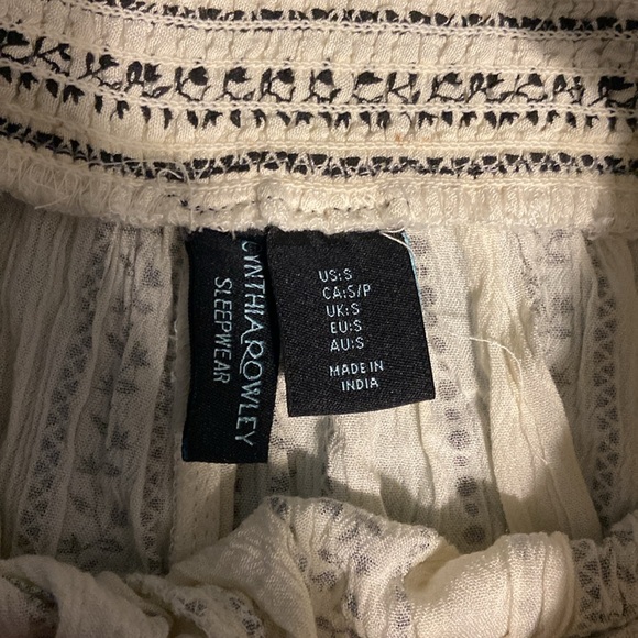 White patterned flowy shorts - Picture 2 of 2